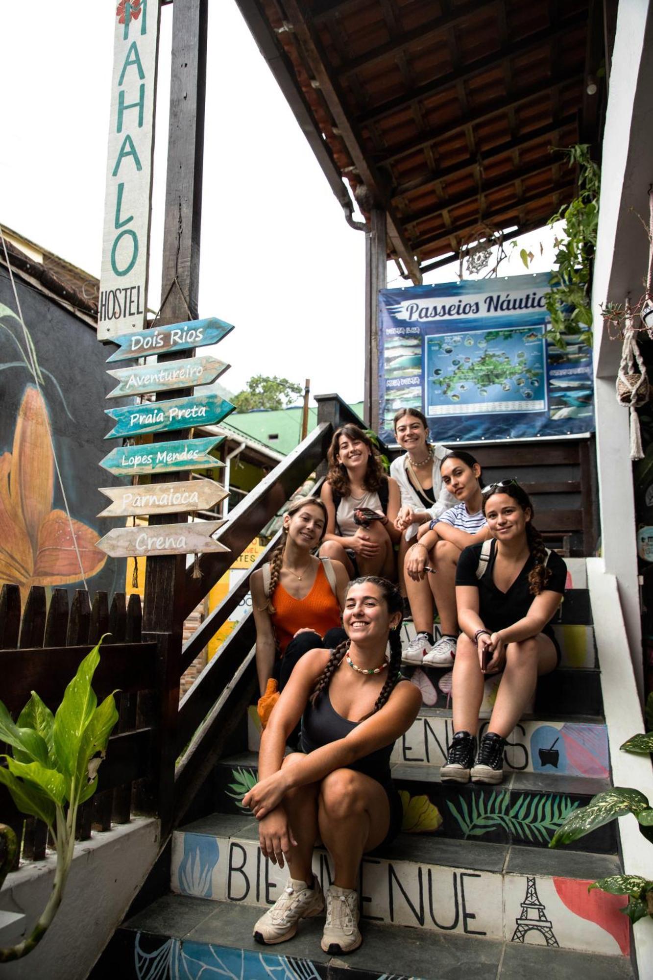 Mahalo Hostel Vila do Abraao Exterior photo
